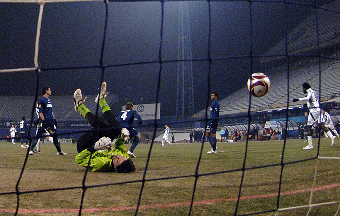 Zagreb, 171209.Stadion Maksimir.Nogometna utakmica Uefine Europske Lige, skupine A, 6. kolo izmedju Dinama i rumunjskog Temisvara.Na slici: kadar iza gola nakon primljenog drugog pogotka Temisvara.Foto: Drago Sopta / CROPIX