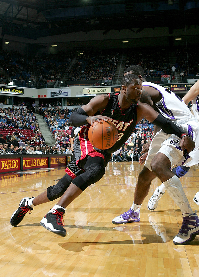 SACRAMENTO, CA - DECEMBER 06: Dwyane Wade #3 of the Miami Heat drives to the basket during their game against the Sacramento Kings at ARCO Arena on December 6, 2009 in Sacramento, California. NOTE TO USER: User expressly acknowledges and agrees that, by downloading and/or using this Photograph, user is consenting to the terms and conditions of the Getty Images License Agreement.   Ezra Shaw/Getty Images/AFP== FOR NEWSPAPERS, INTERNET, TELCOS & TELEVISION USE ONLY ==
