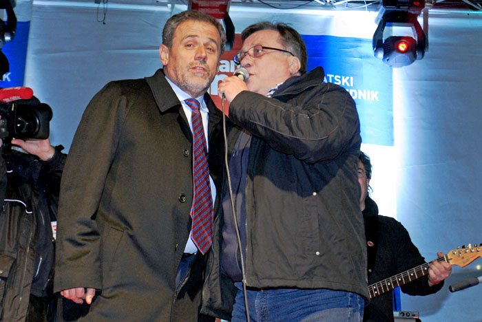 Rijeka, 191209.U sklopu promotivne turneje predsjednicki kandidat Milan Bandic posjetio je Rijeku gdje je u sklopu protokola uz pomoc Halida Beslica otvorio koncert Prljavog Kazalista.Na slici: Milan Bandic i Halid Beslic zajdno su otpjevali nekoliko pjesama.Foto: Davor Zunic / CROPIX