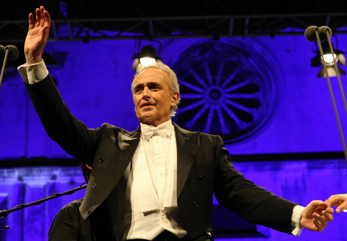 Zadar, 210709.Jose Carreras, jedan od najpoznatijih svjetskih tenora odrzao je koncert na zadarkom Forumu ispred crkve sv. Donata.Na fotografiji: Jose Carreras.Foto: Vladimir Ivanov / CROPIX