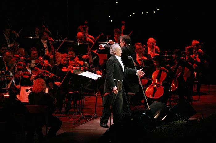 Zagreb, 191209.U Areni Zagreb odrzan je humanitarni koncert naziva Korak u zivot u svrhu prikupljanja novca za skolovanje djece iz djecjih domova. Nastupili su Jose Carreras, Tony Cetinski i Celine Byrne. Na slici: Jose Carreras.Foto: Neja Markicevic / CROPIX