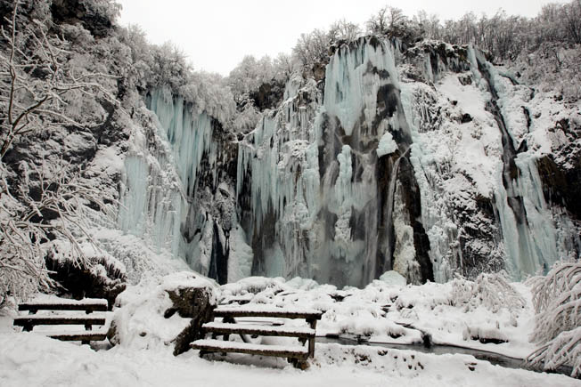 - 2009. U FOTOGRAFIJAMA CROPIX-A - Korenica, 090109.Plitvicka jezera pod snijegom i ledom. Zbog niske temperature (-16) zaledio se i Veliki slap. Rijetki turisti obilazeci jezera mogli su snimiti vrlo impresivne slike. Inace, Plitvicka jezera izborila su prolazak u jos jedan krug izbora za sedam novih cuda prirode. U izboru koji organizira svicarska zaklada sudjeluju mjesta poput pustinje Kalahari i Viktorijinih slapova. Na pocetku izbora, prije dvije godine nominirano je vise od 400 prirodnih ljepota, a Plitvice su sada dospjele do cetvrtfinala.Foto: Vladimir Ivanov / CROPIX