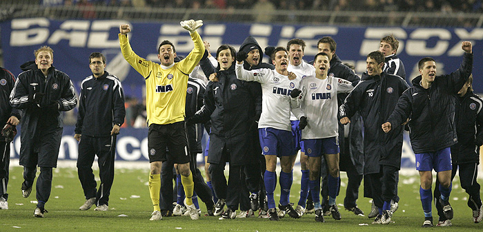 - 2009. U FOTOGRAFIJAMA CROPIX-A - Split, 220209.Stadion Poljud u Splitu.T - Com 1. HNL 19. kolo. Nogometna utakmica Hajduk(Split) - Dinamo (Zagreb).Na fotografiji: Slavlje igraca Hajduka nakon pobjede nad Dinamom.Foto: Jakov Prkic / CROPIX