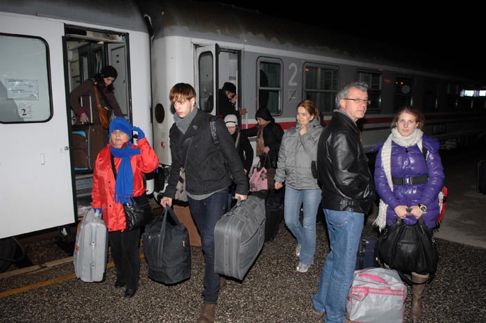 Split, 201209.Nagibni vlak iz Zagreba za Split koji je ostao zameten u lickom snijegu, nakon sesnaest sati putesestvija stigao je u Split. Promrzli putnici jedva su cekali da stignu na svoje odrediste gdje ih je cekala mnogobrojna rodbina.Foto: Mario Todoric / CROPIX