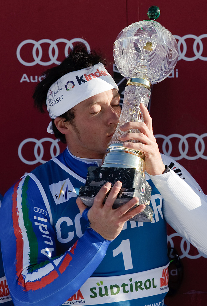 Winner Italy's Massimiliano Blardone kisses the trophy on the podium of the men's World Cup Giant Slalom race in Val Badia on December 20, 2009.   AFP PHOTO / Vincenzo Pinto