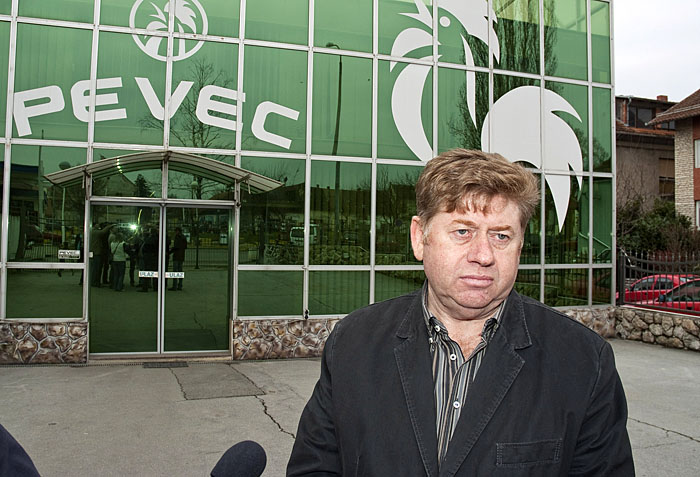 Bjelovar, 041209. O aktualnoj situaciji i mogucim nacinima isplate place s radnicima su danas popricali vlasnici Peveca, Visnja i Zdravko Pevec.Na slici: Zdravko Pevec pored uprave tvrtke Pevec.Foto: Leon Hribljan / Bjelovarski list / CROPIX