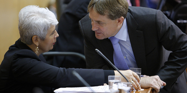 Zagreb, 191109.Sabor.15. sjednica hrvatskog Sabora. Aktualni sat na kojem su bili prisutni clanovi hrvatske Vlade.Na fotografiji: predsjednica Vlade Jadranka Kosor i Bozidar Kalmeta ministar mora, prometa i infrastrukture.Foto: Davor Pongracic / CROPIX