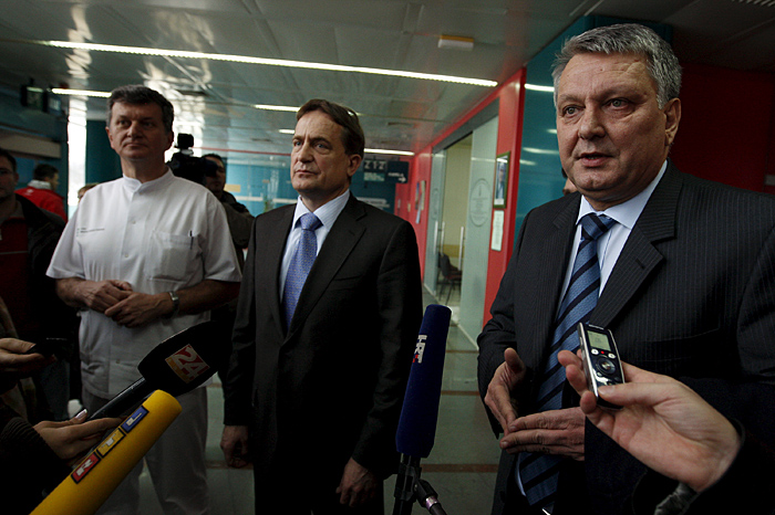 Zagreb, 211209.KBC Dubrava.Ministar prometa, pomorstva i veza Bozidar Kalmeta je nakon obilaska ranjenih u zeljeznickoj nesreci koja se dogodila u Zagrebu daje kratku izjavu za medije.Na slici slijeva: dr. Leonardo Patrlj, predstojnik Klinike za kirurgiju, Bozidar Kalmeta i Zoran Popovac predsjednik Uprave HZ-a.Foto: Ronald Gorsic / CROPIX
