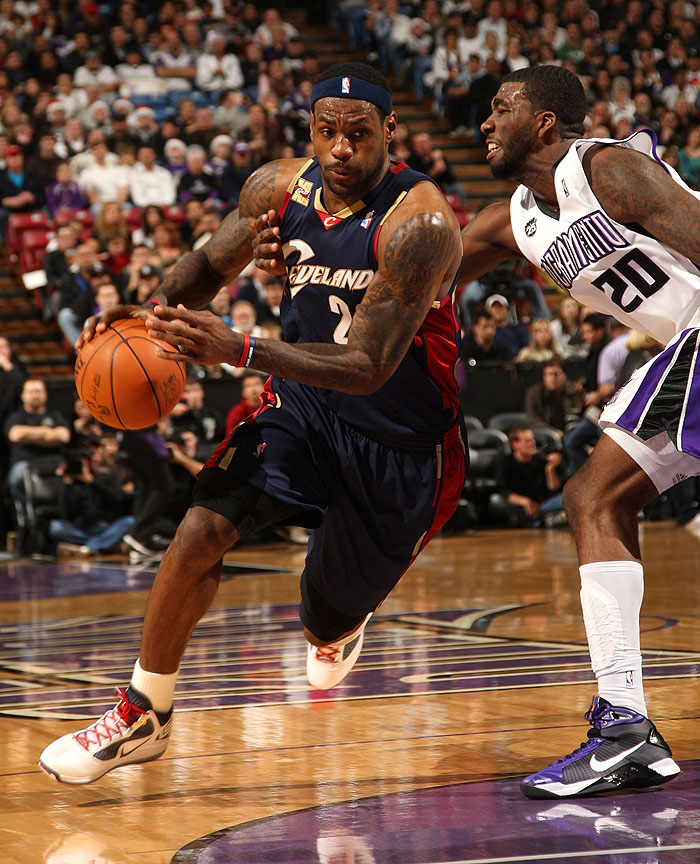 SACRAMENTO, CA - DECEMBER 23: LeBron James #23 of the Cleveland Cavaliers drives against Donte Greene #20 of the Sacramento Kings during an NBA game at ARCO Arena on December 23, 2009 in Sacramento, California. NOTE TO USER: User expressly acknowledges and agrees that, by downloading and/or using this Photograph, user is consenting to the terms and conditions of the Getty Images License Agreement.   Jed Jacobsohn/Getty Images/AFP== FOR NEWSPAPERS, INTERNET, TELCOS & TELEVISION USE ONLY ==