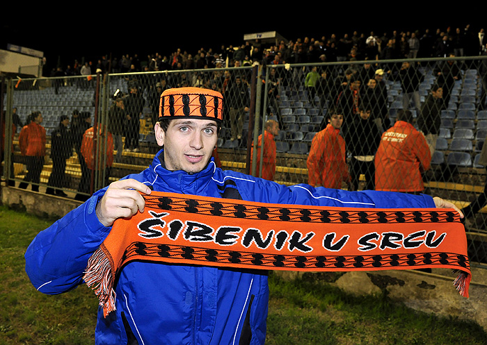 Sibenik, 091209.Stadion Subicevac.Uzvratni susret cetvrtfinala Hrvatskog kupa izmedju NK Sibenik - NK Osijek.Na fotografiji: slavlje igraca Sibenika nakon pobjede od 4 : 0, Ermin Zec sa sibenskom kapom i salom.Foto: Niksa Stipanicev / CROPIX