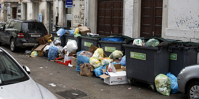 Pula, 231209.Pretrpani kontejneri smecem samo dan nakon sto su ih ocistili gradonaclnik Boris Miletic sa procelnicima i direktorima gradskih poduzeca.Foto: Srecko Niketic / CROPIX