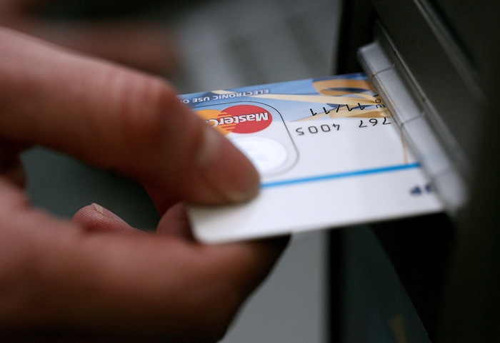 Zagreb, 240309.Zgrada Hypo banke.Ilustracija za poslovanje u bankama snimljena u Hypo banci na Slavonskoj aveniji. Na slici: koristenje bankomata.Foto: Sasa Midzor Sucic / CROPIX