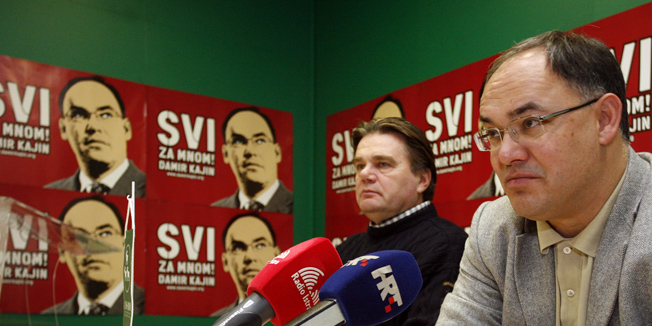 Pula, 281209.Damir Kajin i Ivan Jakovcic dan poslje glasanja za predsjednika Hrvatske odrzali su press konferenciji u prostorijama IDS-a. Kajin pomalo razocaran no zahvalan svojim biracima porucio je kako ce on osobno poduprijeti Ivu Josipovica.Foto: Srecko Niketic / CROPIX