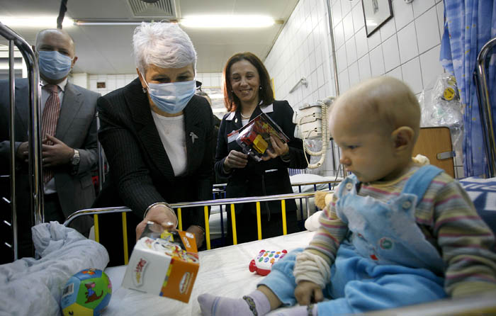 Zagreb, 291209.Predsjednica Vlade Jadranka Kosor u obilasku malih pacijenata na odjelu onkologije u Klaicevoj bolnici.Foto: Ranko Suvar / CROPIX