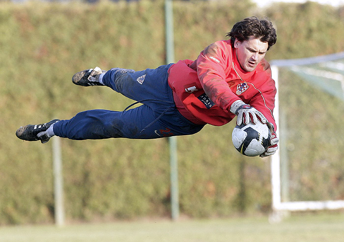 Brezice, 121109.Igraliste u Brezicama.Trening Hrvatske nogometne reprezentacije pred prijateljsku utakmicu protiv Linhenstajna koja se igra u subotu 14.11.09. u Vinkovcima.Na slici: Golman reprezentacije Vedran Runje.Foto: Nenad Dugi / CROPIX
