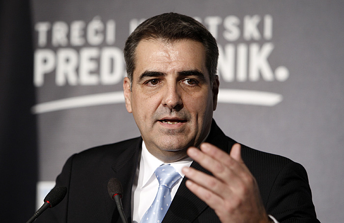 Zagreb, 271209.Prvi krug petih predsjednickih izbora Republike Hrvatske.Predsjednicki kandidat Nadan Vidosevic iscekuje rezultate predsjednickih izbora u svom izbornom stozeru u The Movie Pubu u Savskoj ulici.Na slici: Nadan Vidosevic.Foto: Dragan Matic / Cropix