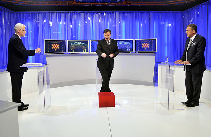 Zagreb, 301209.Prisavlje 13, HRT.Suceljavanje predsjednickih kandidata Ive Josipovica i Milana Bandica u studiju s voditeljem Branimirom Bilicem.Foto: Boris Kovacev / CROPIX