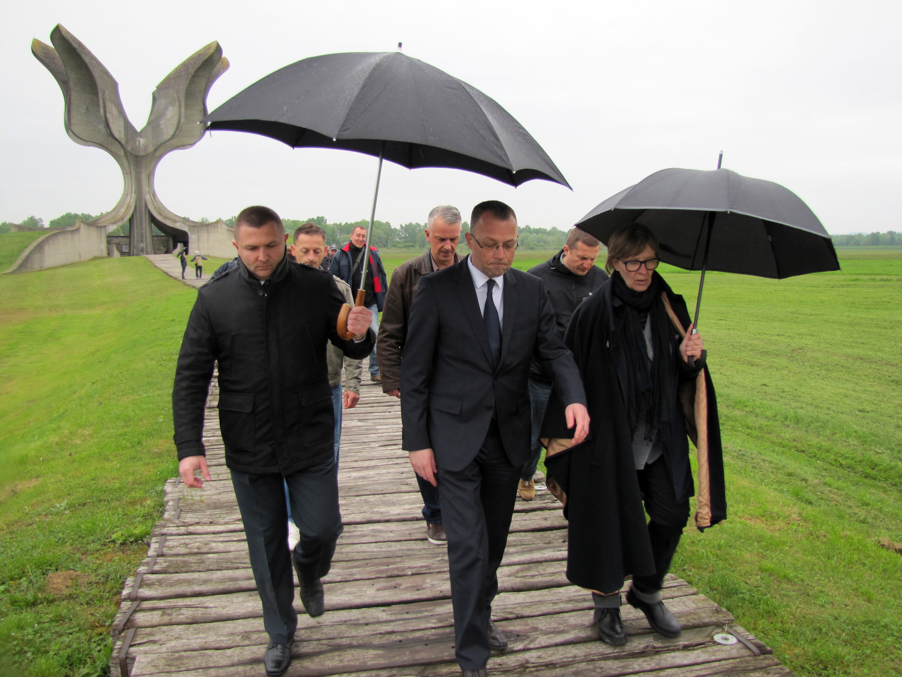 Sisak, Jasenovac, 190416.
Ministar kulture Zlatan Hasanbegovic posjetio je spomen podrucje Jasenovac, kao prvi hrvatski ministar kulture u sluzbenom posjetu ovom spomen podrucju. 
Na fotografiji: Ministar Hasanbegovic i ravnateljica Spomen podrucja Natasa Jovicic pred spomenikom Cvijet.
Foto: Mate Piskor / CROPIX                       