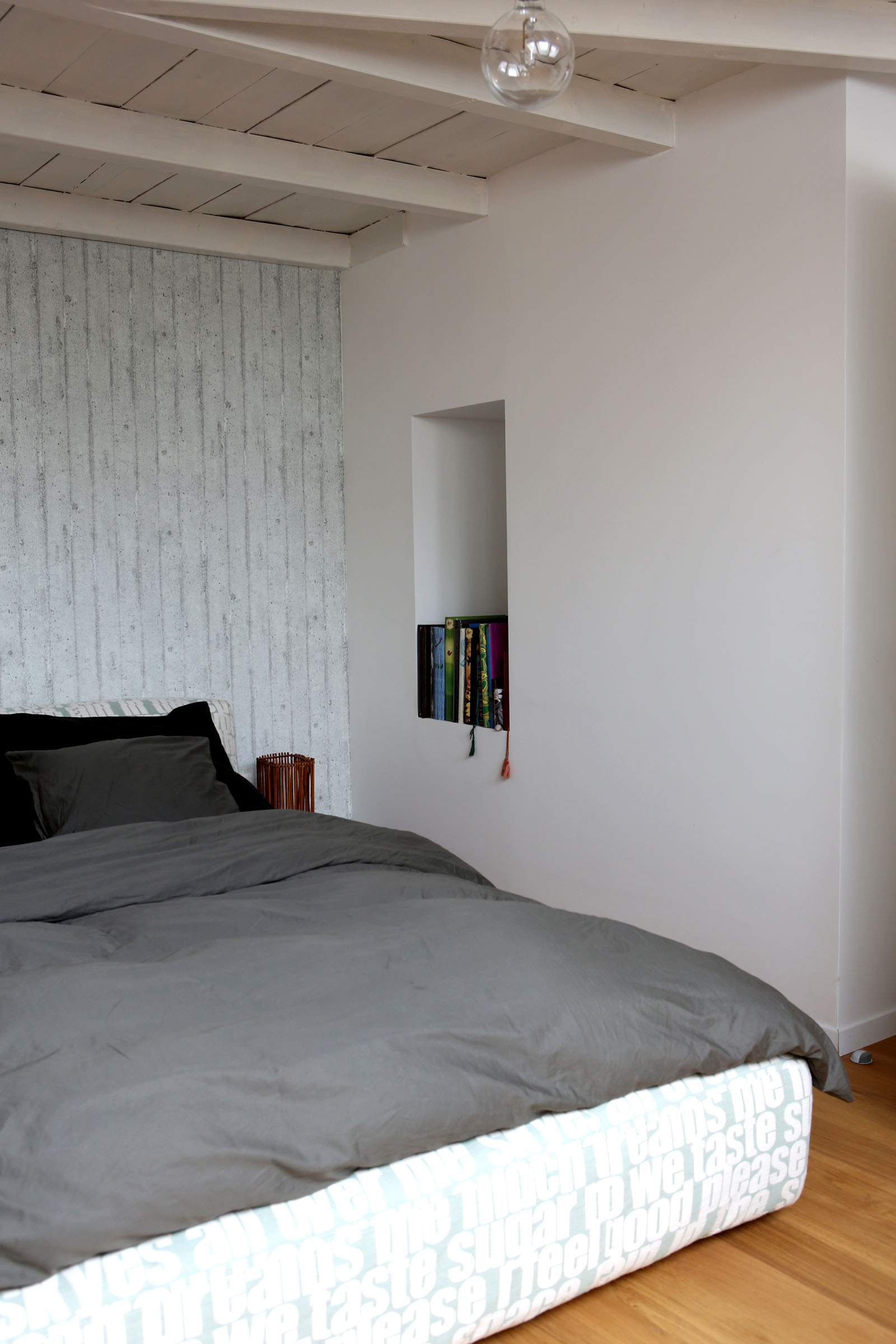 Polica u zidu u spavaćoj sobi.