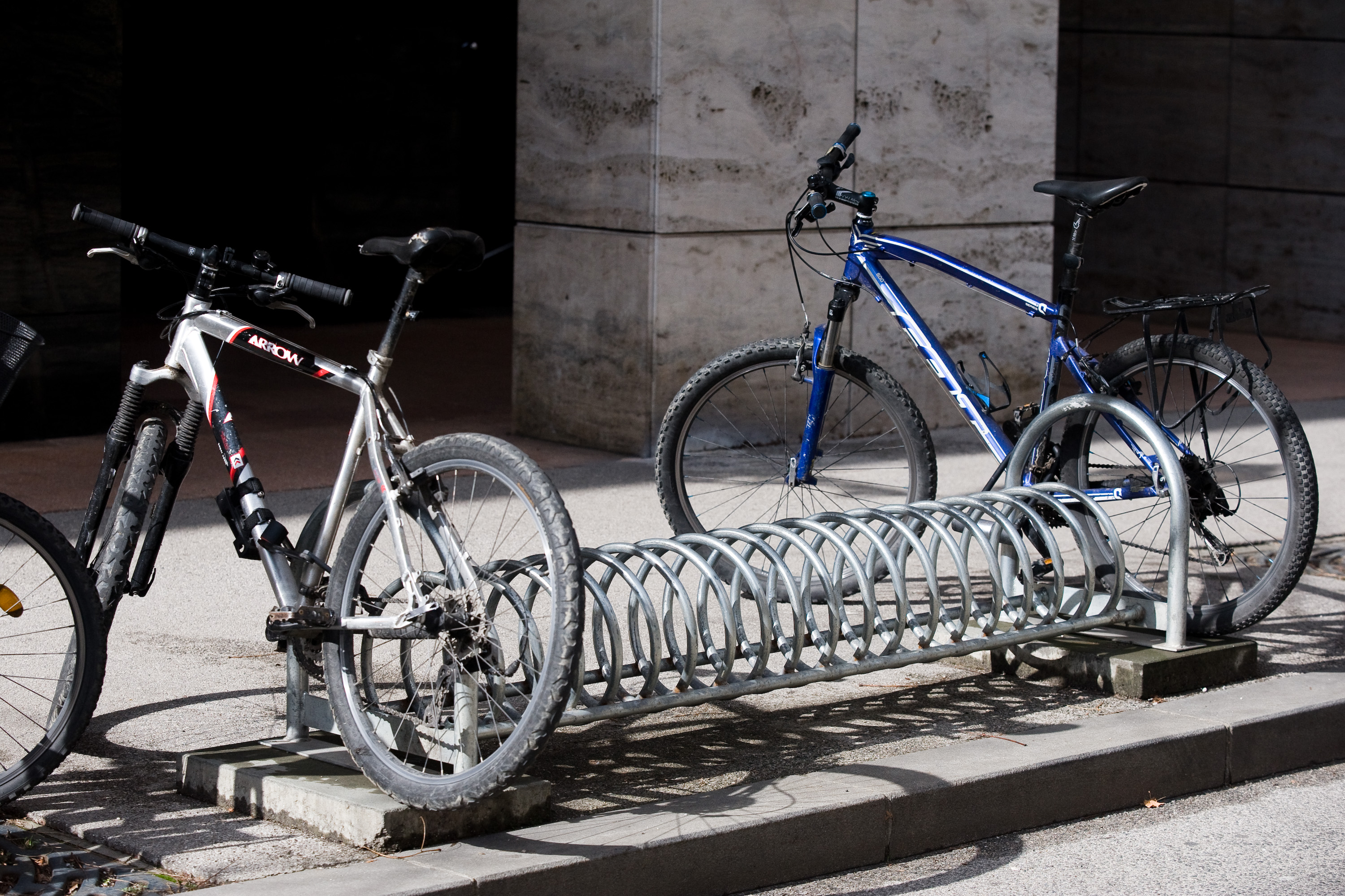 Zagreb, 240216.
Nova Ves.
Biciklisti koriste samo bocne strane parkirnih spirala jer je sredisnji dio nepraktican, nestabilan i moze ostetiti bicikl.
Foto: Darko Tomas / CROPIX