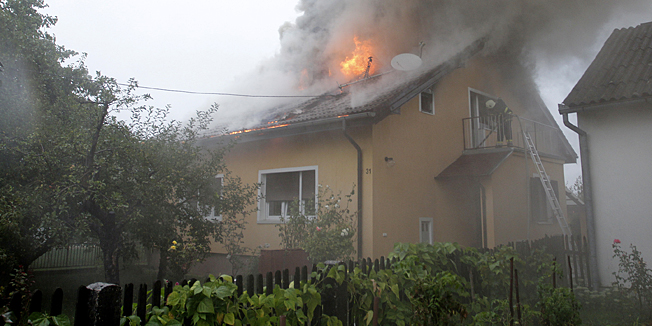 Koprivnica, 140814.Za vrijeme jakog nevremena, grom je udario u obiteljsku kucu u Gorickoj ulici te izazvao pozar u potkrovlju. Vatrogasci JVP Koprivnica izasli su vrlo brzo na teren, ali nisu uspjeli ugasiti pozar koji se prosirio na ostatak kuce.Foto: Ivan Brkic / Glas Podravine / CROPIX
