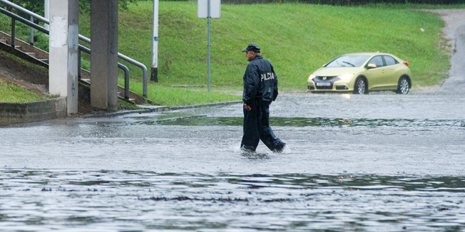 Zagreb, 140814.Olujno nevrijeme sa grmljavinom i obilnim padalinama uzrokovalo je probleme u prometu. Velika kolicina padalina na krizanju Skorpikove i Aleje Bologne stvorila je poplavu u podvoznjaku .Foto: Darko Tomas / CROPIX