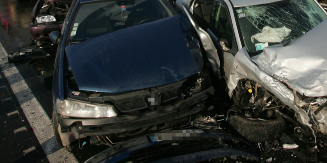 Simanovci, Srbija, 221213.U lancanom sudaru 36 vozila koji se dogodio jutros na autocesti Beograd-Zagreb kod naplatnih kucica Simanovci, dvije osobe su poginule, a 20 ih je ozlijedjeno. Uzrok nesrece je najvjerojatnije gusta magla zbog cega je bila smanjena vidljivost. Foto: CROPIX