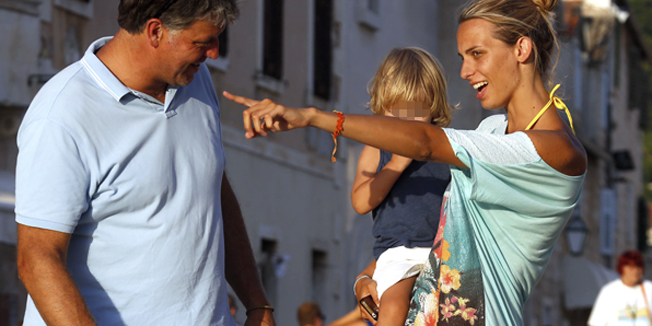 Hvar, 140814.Bivsi hrvatski reprezentativac u vaterpolu Dubravko Simenc odmara se na Hvaru sa sinom i starijom kcerkom.Foto: Damjan Tadic / CROPIX  