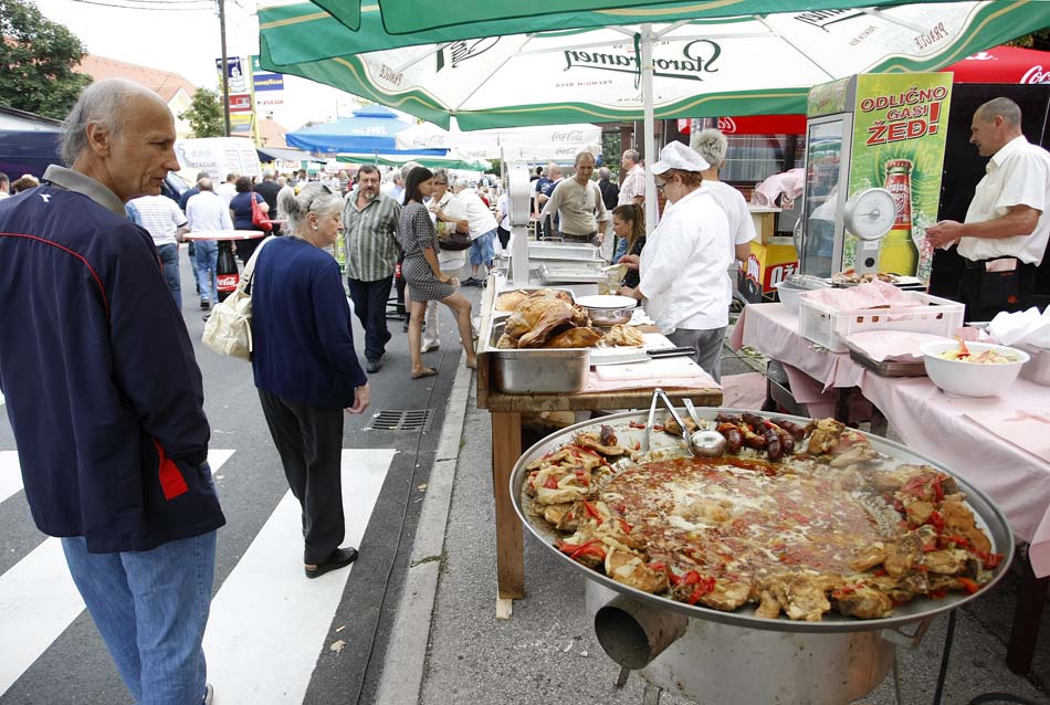 Zagreb, 150814.Stenjevec, Gospin park.Zupa Uznesenja Blazene Djevice Marije.Povodom velikog katolickog blagdana Velike Gospe u crkvi Uznesenja Blazene Djevice Marije odrzana je sveta misa i prostenje koje je predvodio msgr. dr. Stjepan Kozul.Na fotografiji: kotlovina.Foto: Ronald Gorsic / CROPIX