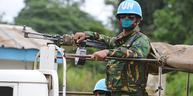 Soldiers of UNOCI (United Nations Operation in Cote d'Ivoire) wear a face mask to protect themselves from the Ebola virus as they patrol in Kandopleu, on August 14, 2014 near Biankouma near the border with Guinea and Liberia. Ivory Coast announced on August 11, 2014 that it has banned all flights from countries hit by Ebola as part of steps to prevent the deadly virus from reaching the west African nation. AFP PHOTO / ISSOUF SANOGO