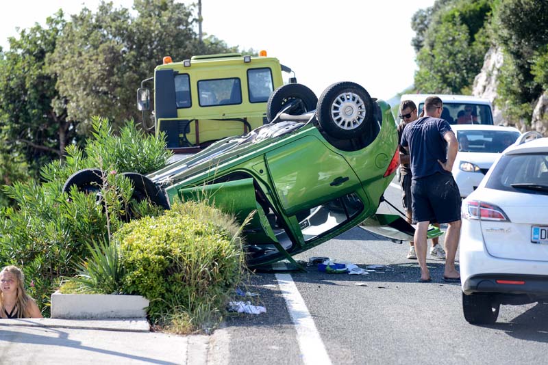 Dubrovnik, 160814.U prometnoj nesreci koja se dogodila nadomak Dubrovnika u mjestu Lozica danas popodne oko 15:30 sati sudarila su se dva automobila od kojih se jedan prevrnuo na krov.Foto: Tonci Plazibat / CROPIX