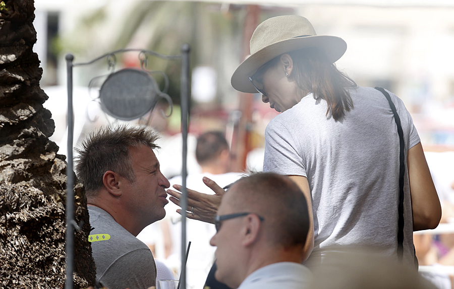 Hvar, 160814.Bivsa miss Hrvatske Branka Bebic odmara se na Hvaru u drustvu supruga Hrvoja Krstulovica. Kafic Red Baron na hvarskoj rivi.Foto: Damjan Tadic / CROPIX