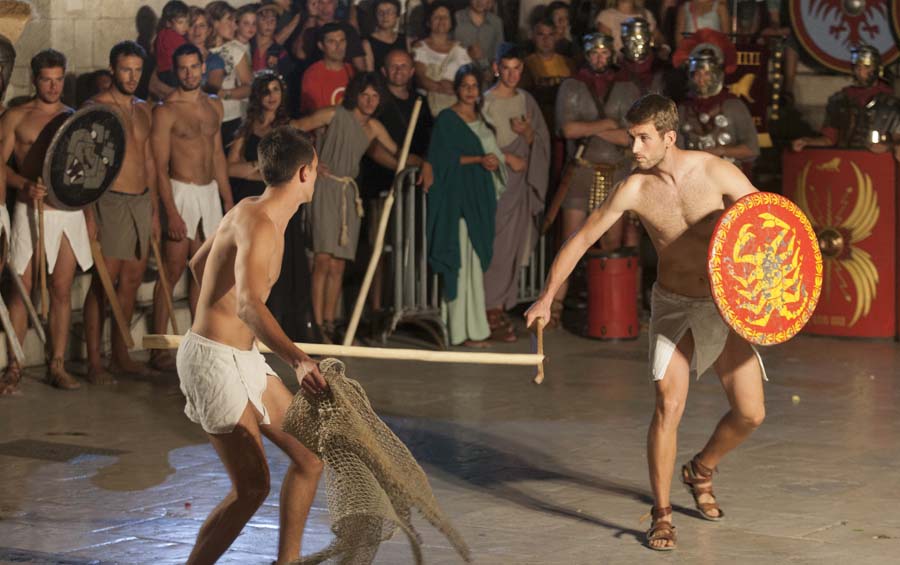 Split, 170814.Gladijatorske borbe i postrojavanje legije u izvedbi udruge Dioklecijanova legija na Peristilu u sklopu desete jubilarne manifestacije Dani Dioklecijana.Foto: Bozidar Vukicevic / CROPIX