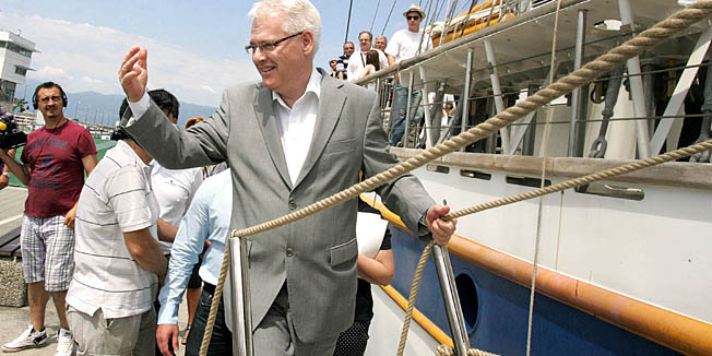 Rijeka, 140614.Danas je u rijeckom akvatoriju odrzana 14. po redu regata Fiumanka. Lijepo vrijeme i povoljan vjetar privukli su mnoge jedrilicare i gradjane na uzivanje u ovoj vec tradicionalnoj regati.Na fotografiji: Predsjednik Ivo Josipovic je kao pokrovitelj Fiumanke regatu pratio s broda Kraljica Jadrana.Foto: Davor Zunic / CROPIX