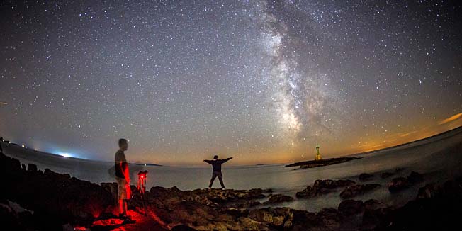 Rt Planka, Razanj, 190814.Rt Planka izvrsno je mjesto za promatranje djela nase galaksije jer je svjetlosno oneciscenje neznatno. Rt koji je najistureniji kopneni dio na Jadranu, poseban je zbog granice sjevernog i juznog Jadrana, ali je uvijek bio i misterij obliznjim ribarima.Naime, vremenski uvjeti na ovom se podrucju mijenjaju iz sata u sat, te se mora bit iznimno oprezan sa plovidbom u ovim vodama.Na fotografiji: Mlijecna staza.Foto: Zvonimir Barisin / CROPIX