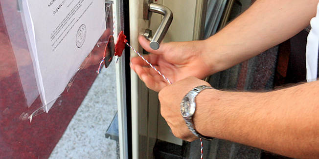 Senj, 070813.Porezna inspekcija danas je zapecatila hotel Libra u Senju, zbog nepodmirenih dugova u iznosu od 800,000 kuna. Ukupno 66 gostiju bilo je prisiljeno napustiti hotel.U 16.30 inspektori su se vratili i ipak otpecatili objekt a vlasnik hotela u roku od osam dana mora podmiriti dug.Na fotografiji: uklanjanje pecata sa ulaza u objekt.Foto: Davor Zunic / CROPIX