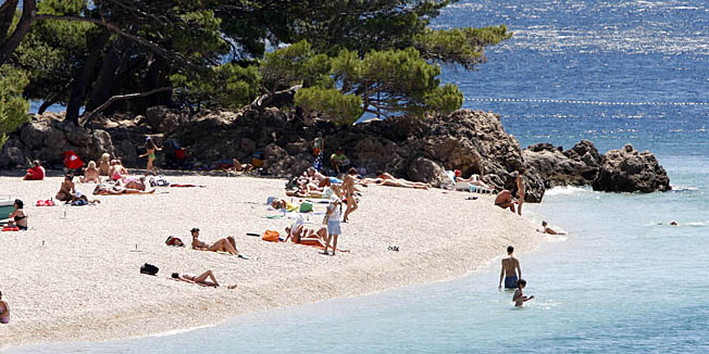 Brela, 150708Unatoc burnom vremenu brojni breljanski gosti uzivaju u boravku na moru.Na slici rijetko vidjen prizor za ovo doba godine, sjeverni dio plaze Punta rata bez suncobrana i skoro bez kupaca koje je obeshrabrilo burno vrijeme.Foto: Ivo Ravlic / CROPIX 