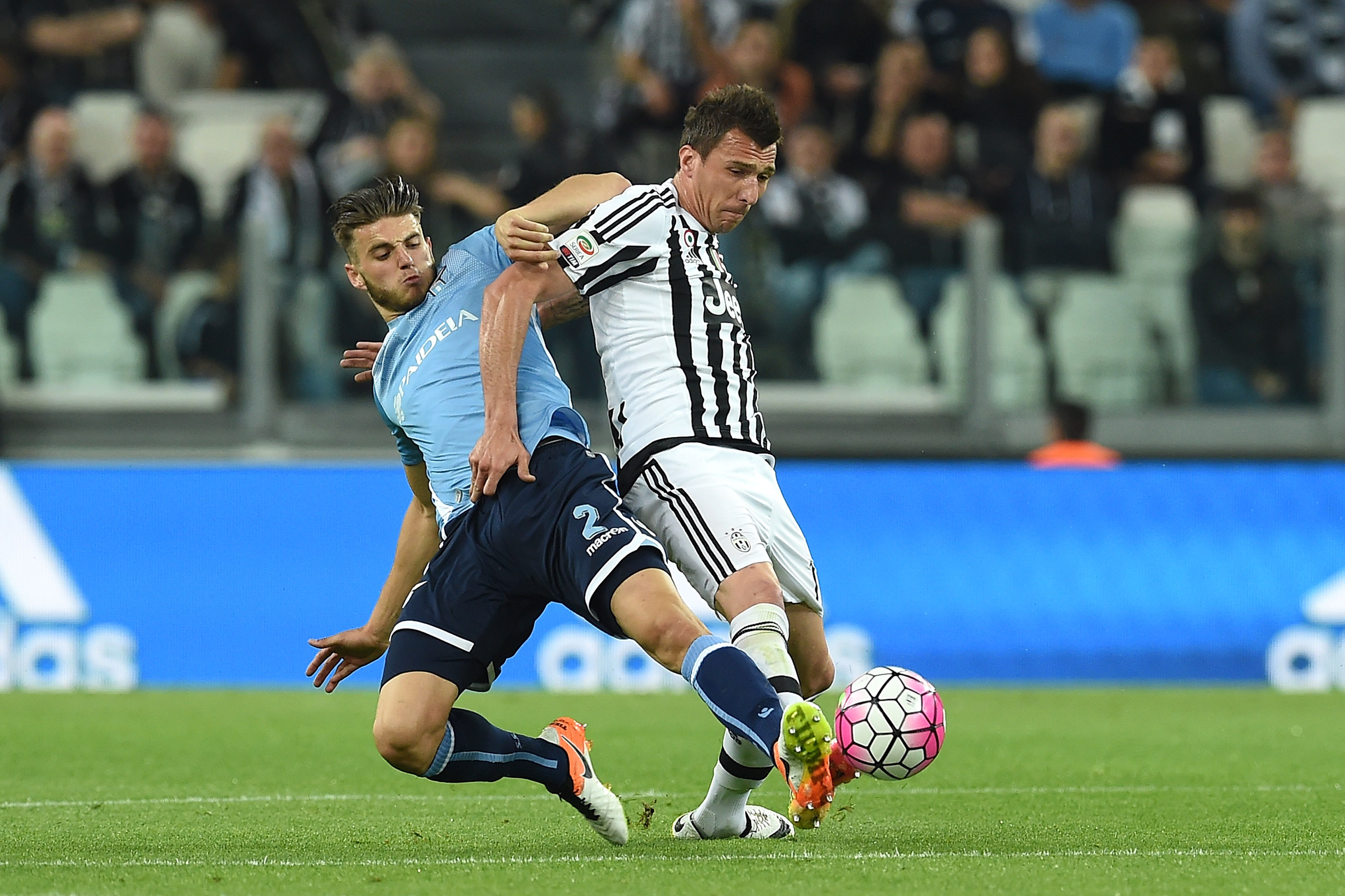 TURIN, ITALY - APRIL 20:  Mario Mandzukic (R) of Juventus FC competes with Wesley Hoedt of SS Lazio during the Serie A match between Juventus FC and SS Lazio at Juventus Arena on April 20, 2016 in Turin, Italy.  (Photo by Valerio Pennicino/Getty Images)