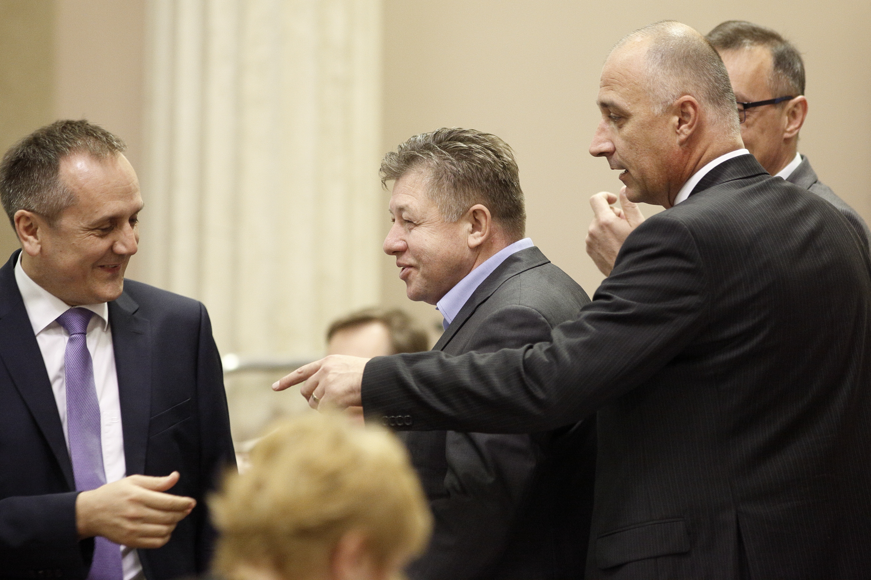 Zagreb, 210316.
Hrvatski sabor danas glasa o raspravljenim tockama, medju ostalim i o prijedlogu ovogodisnjega drzavnog proracuna.
Na fotografiji: Drago Prgomet, Ivo Jelusic, Ivan Vrdoljak.
Foto: Dragan Matic / CROPIX
