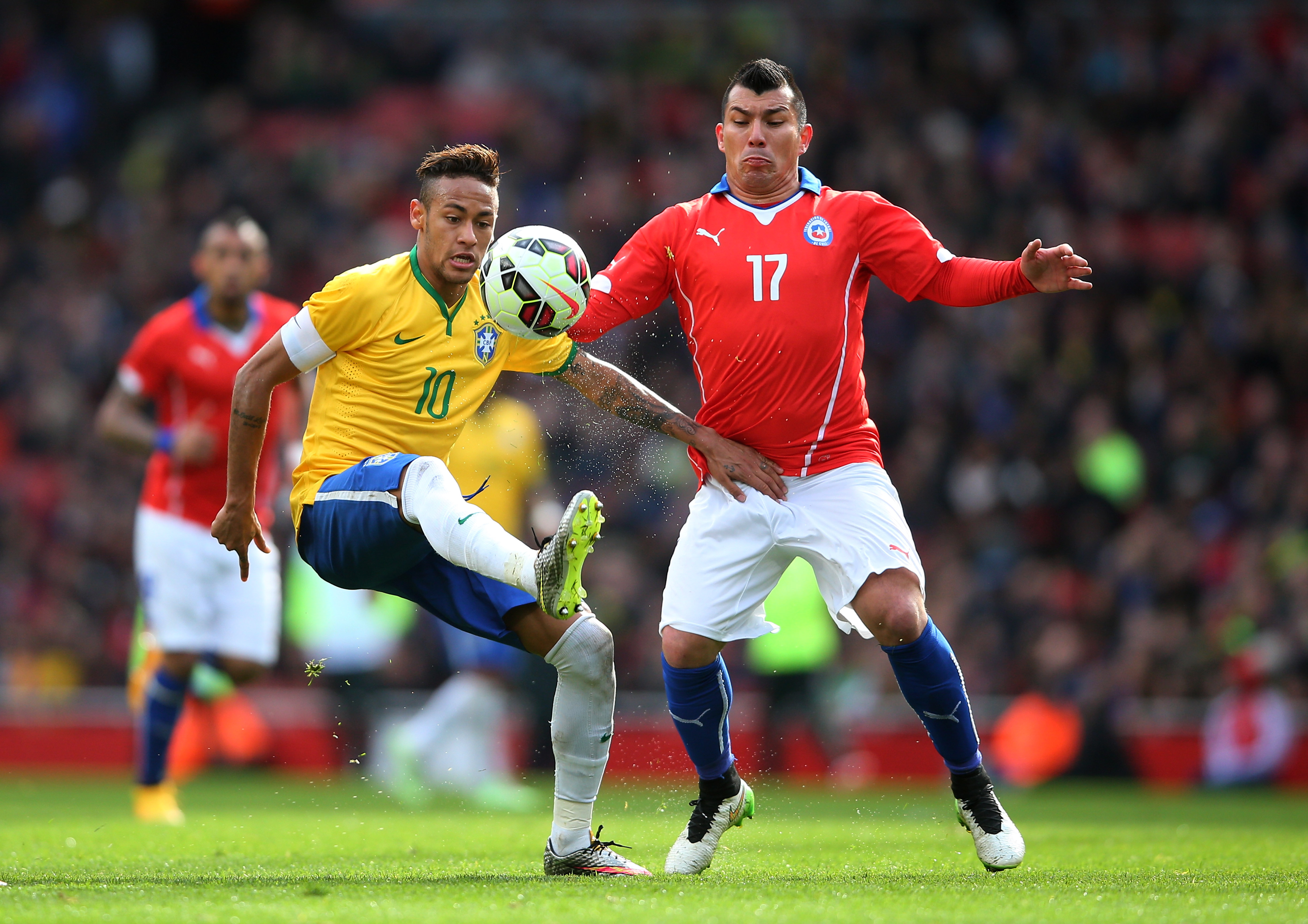 LONDON, ENGLAND - MARCH 29:  Neymar of Brazil controls the ball under pressure from Gary Medel of Chile during the international friendly match between Brazil and Chile at the Emirates Stadium on March 29, 2015 in London, England.  (Photo by Paul Gilham/Getty Images)