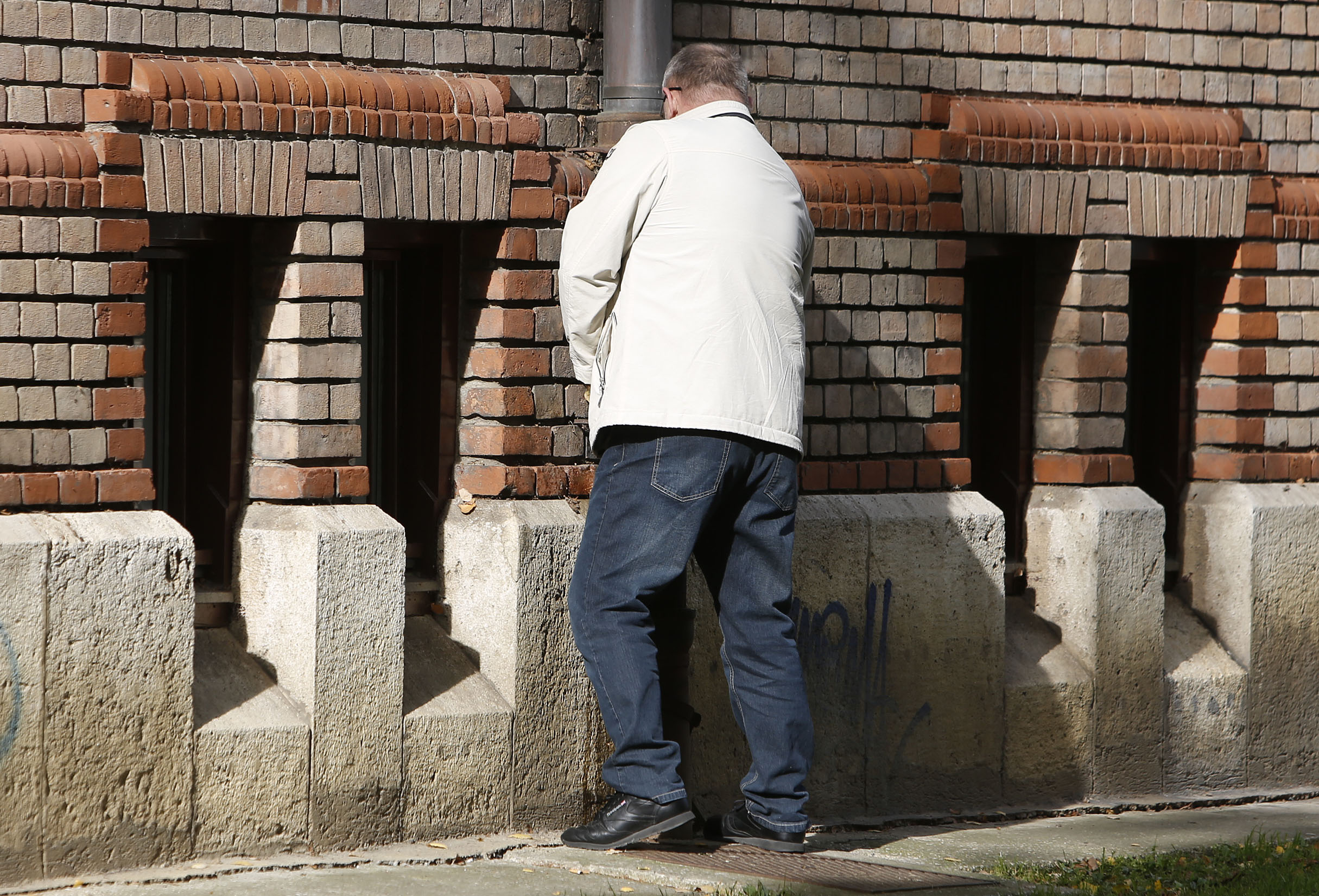Zagreb, 051114.
Bez obzira na cijenu i dostupnost javnih toaleta,
obavljanje nuzde na javnim prostorima i u parkovima je poprilicno cesta pojava.
Foto: Damjan Tadic / CROPIX