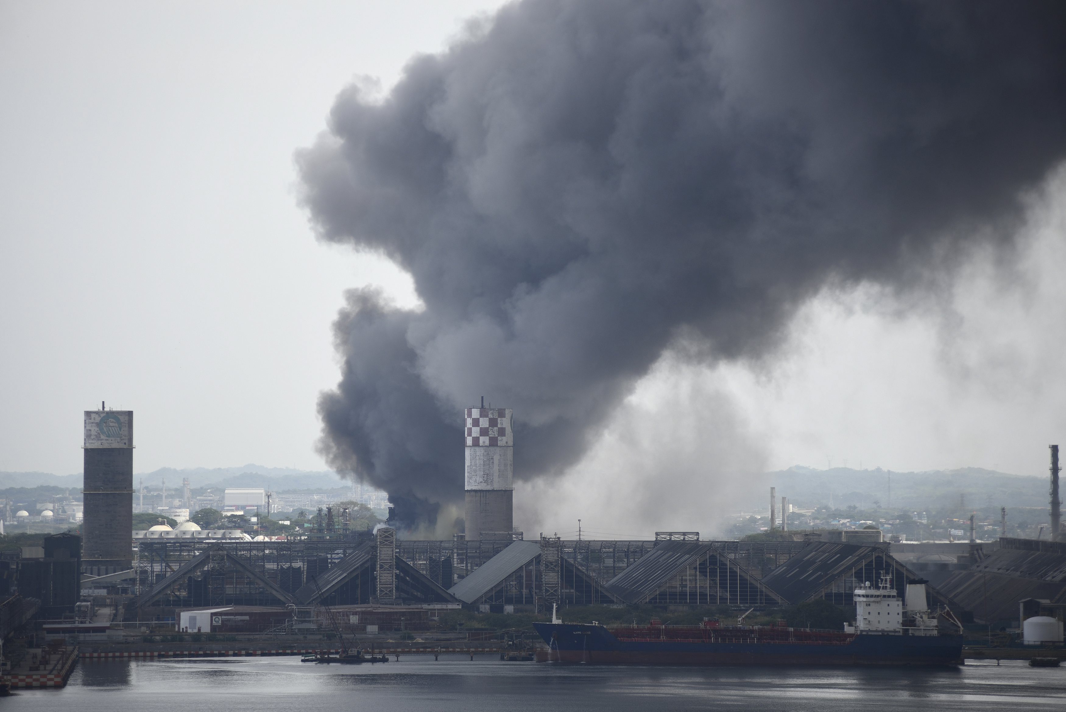Smoke rises from the explosion site at Mexican national oil company Pemex's Pajaritos petrochemical complex in Coatzacoalcos, Veracruz state, Mexico, April 20, 2016. REUTERS/Angel Hernandez  FOR EDITORIAL USE ONLY. NO RESALES. NO ARCHIVE