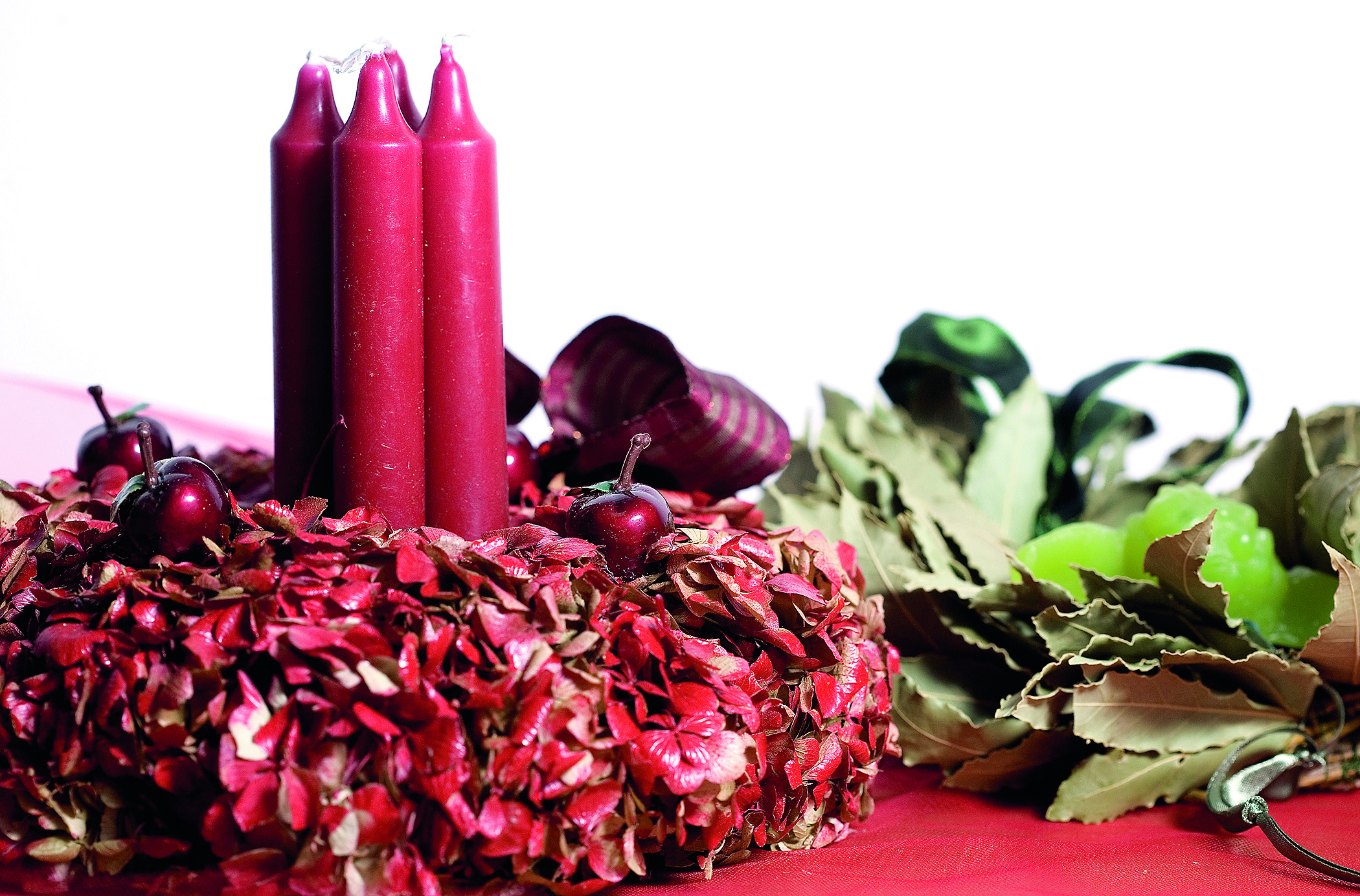 Zagreb, 161115.
Gordana Barisic izradjuje bozicne vijence po koracima.
Foto: Sandra Simunovic / CROPIX