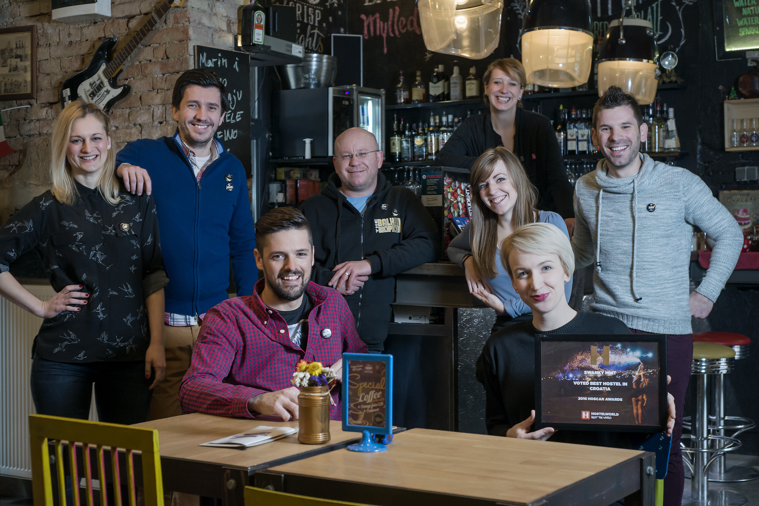 Hostel Swanky Mint u Ilici 50 dobio je nagradu HOSCARS za najbolji hrvatski hostel koju dodjeljuje Hostelworld. Na fotografiji: Ante Grančarić, Marin Knežević, Lovro Novinc, Andrija Pirnat, Tina Sarajlić, Tea Horvatić, Iva Peroković, Helena Bambić. Foto: Neja Markičević / CROPIX