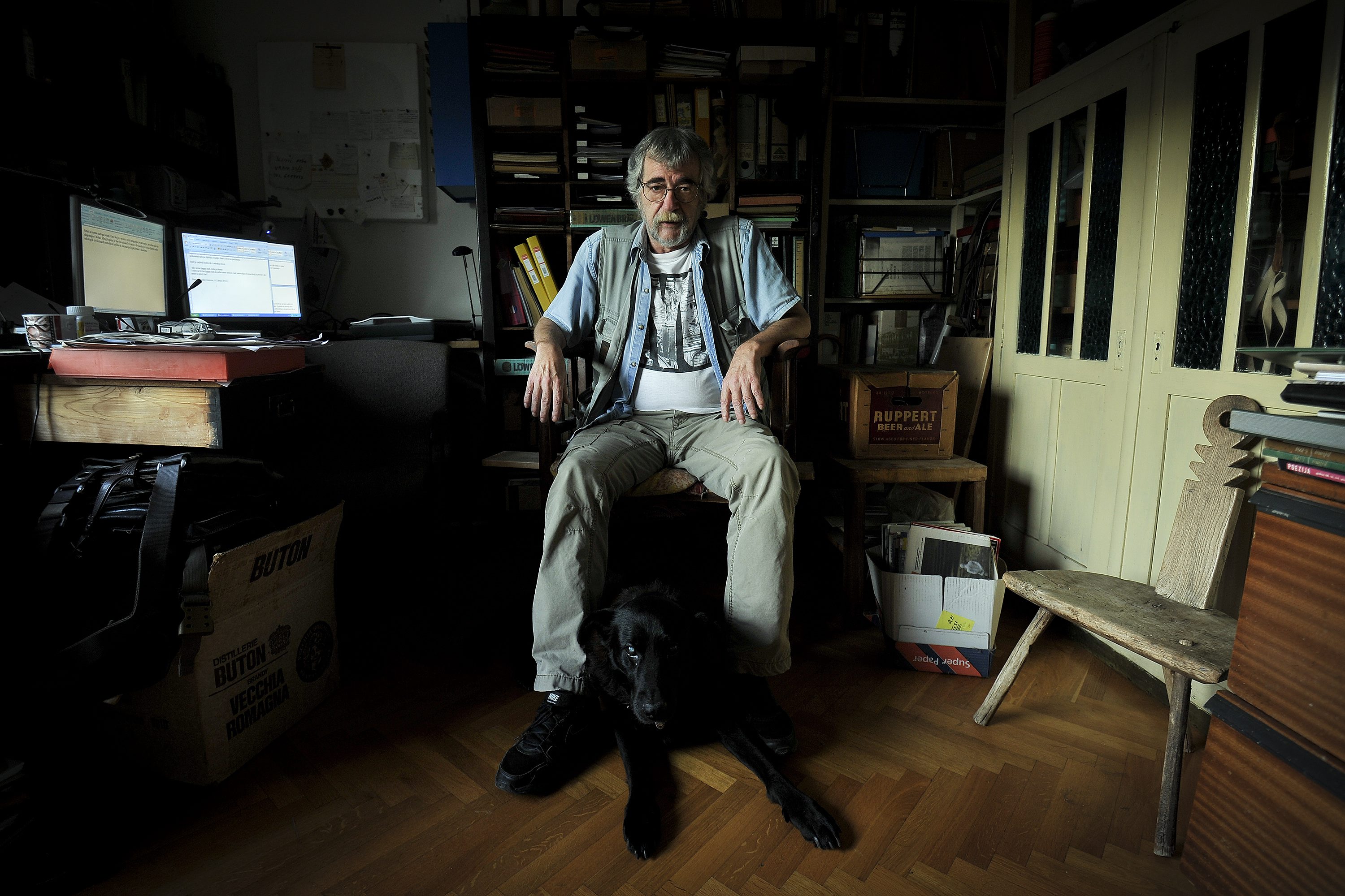 Pisac Pero Kvesić u svom domu