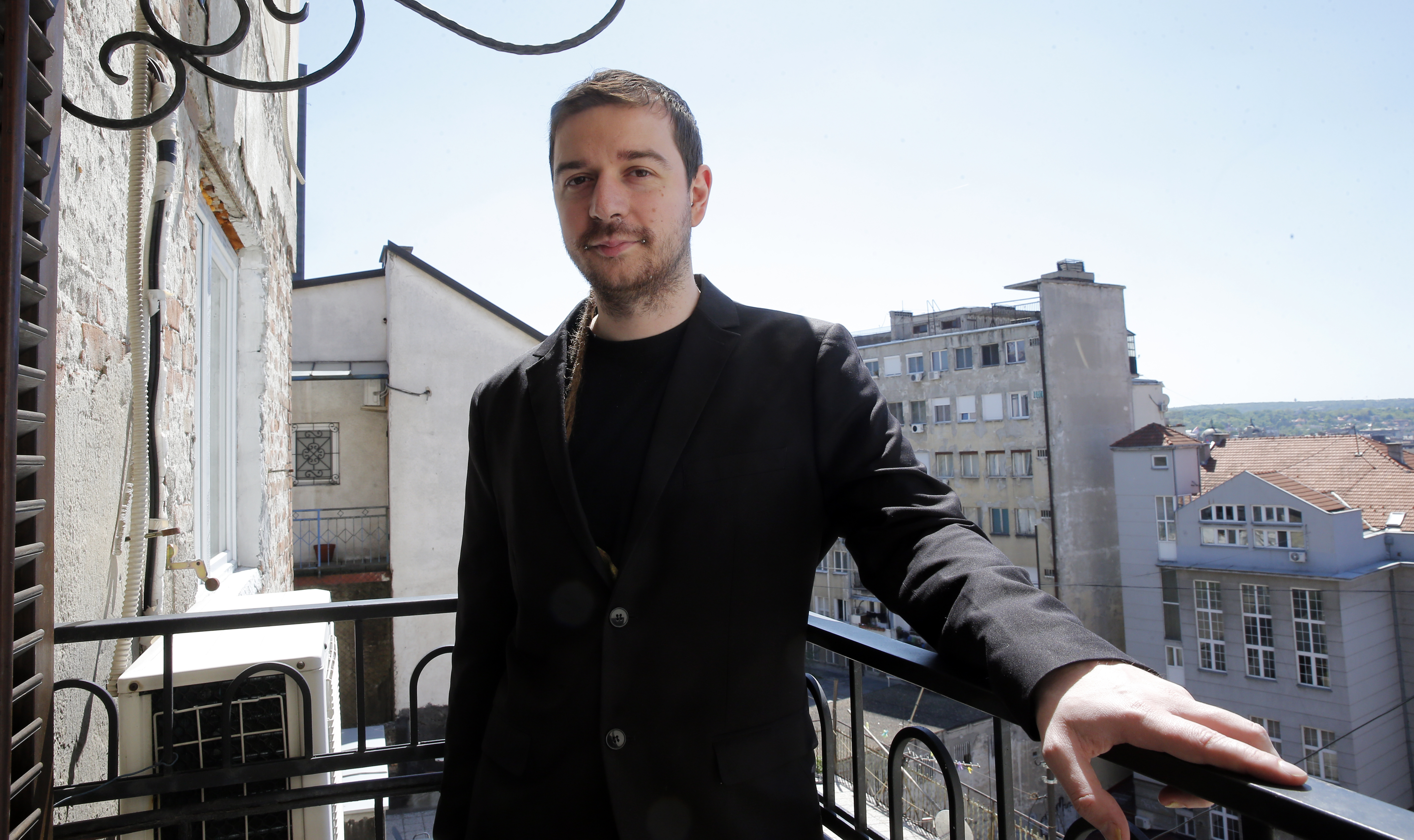 Beograd, 210416. 
Stevan Dojcinovic, urednik redakcije internet portala Krik. 
Foto: Pedja Milosavljevic / CROPIX