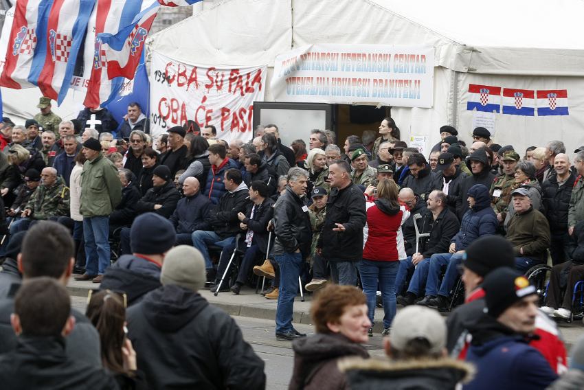 Prosvjed branitelja pred ministarstvom 