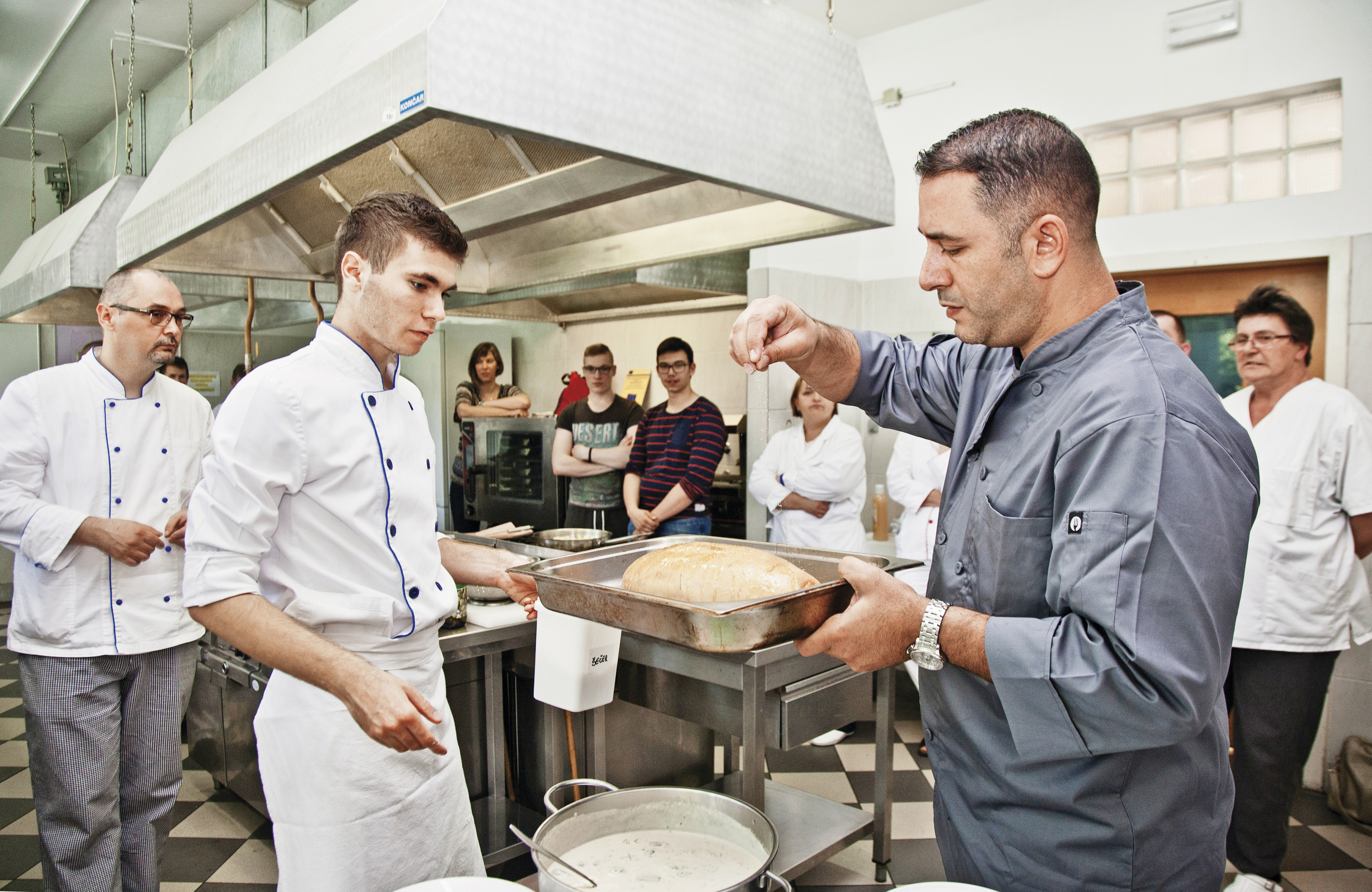 Poznati Izraelski kuhar Ali Levij pokazuje kako se priprema izraelska kuhinja.





