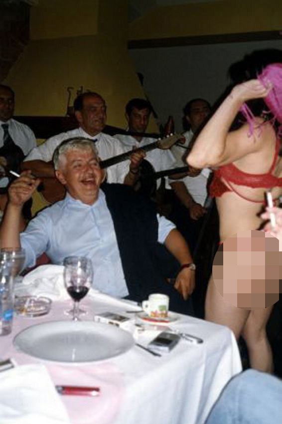 2007. godine se otkrilo da je Šostaru tri godine ranije na proslavi rođendana gola striptizeta plesala u krilu.