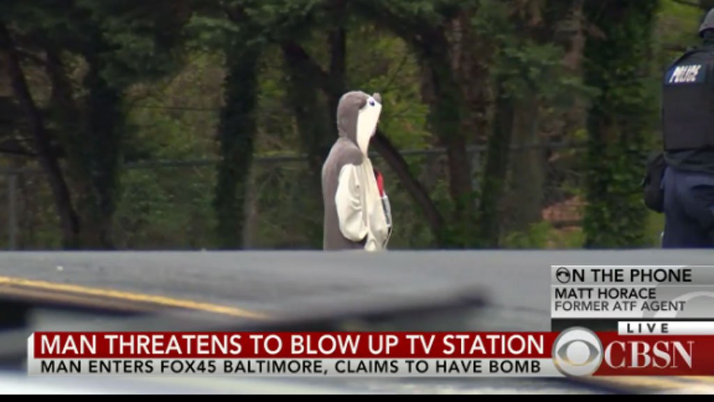 Nepoznati muškarac odjeven u svisca prijetio je da će se raznijeti bombom u američkom gradu Baltimoreu